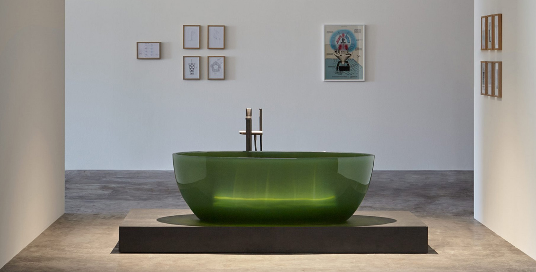 Durchsichtige Badewanne in grün